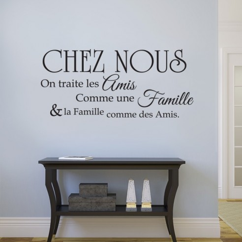 Sticker chez nous on traite les amis comme une famille