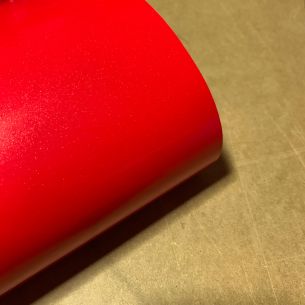 Film adhésif rouge pailleté