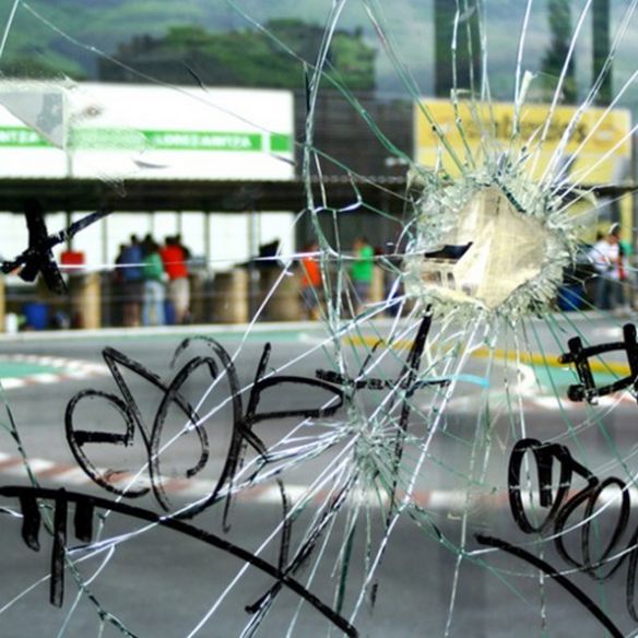 Film de sécurité pour vitrage et anti-graffiti