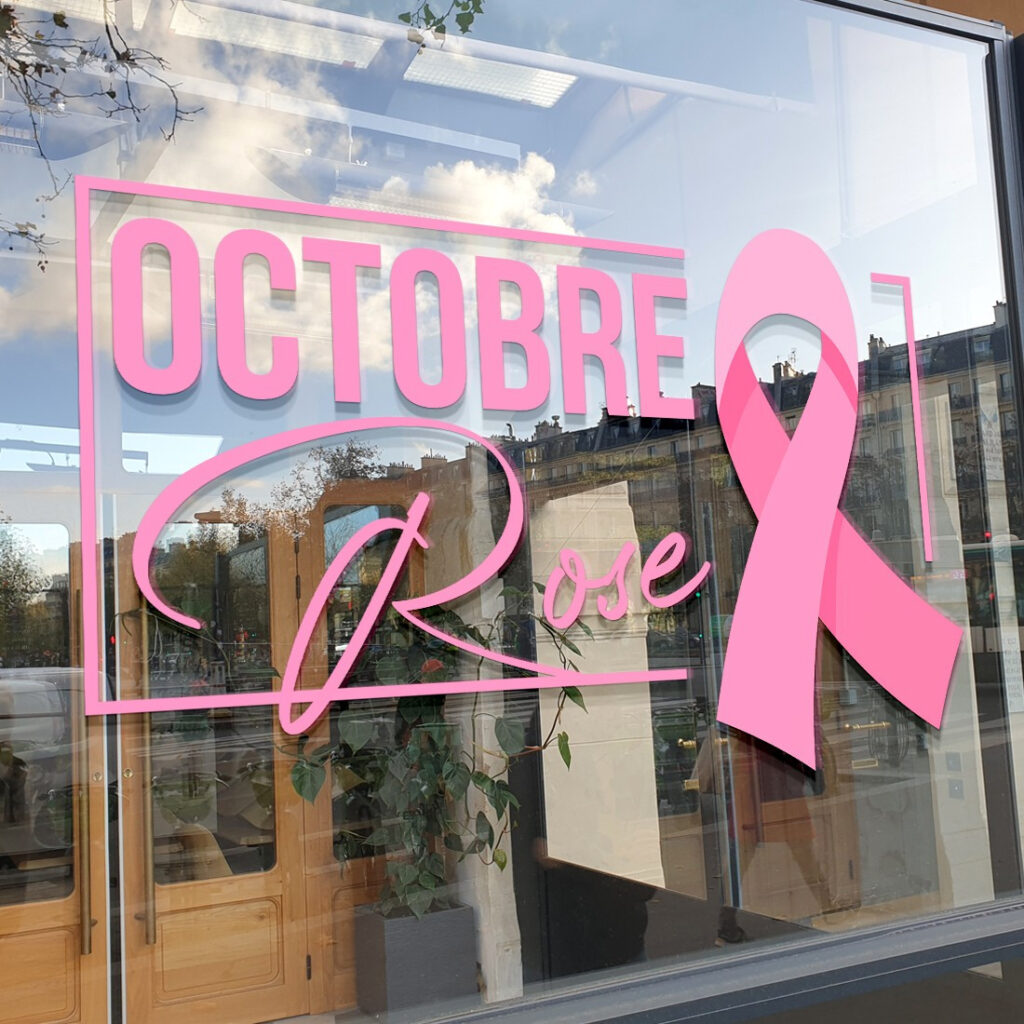Un grand sticker permet d'habiller simplement une vitrine pour Octobre Rose tout en restant visible depuis la rue.