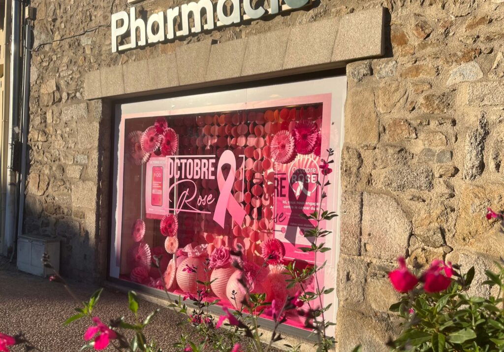 Décoration de vitrine Octobre Rose avec sticker imprimé