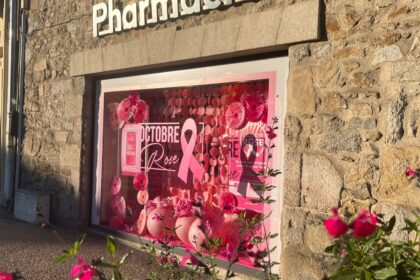 Décoration de vitrine Octobre Rose avec sticker imprimé