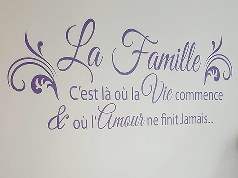 sticker La famille c'est là où la vie comment et où l'amour ne finit jamais